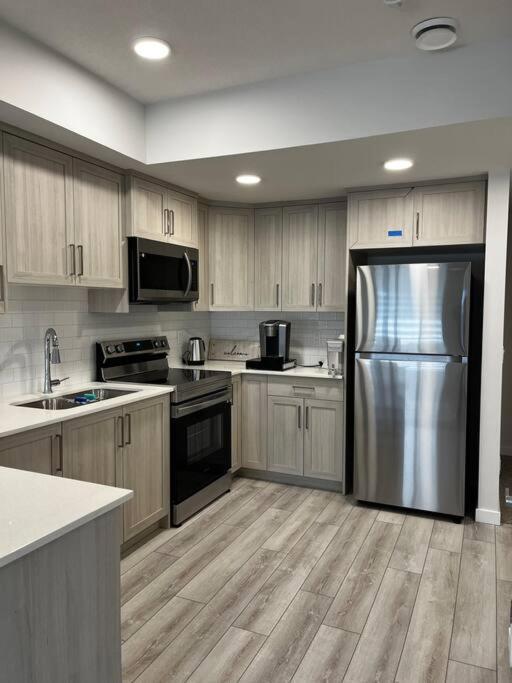 Brand New - Home Away From Home In Nw YYC Exterior foto