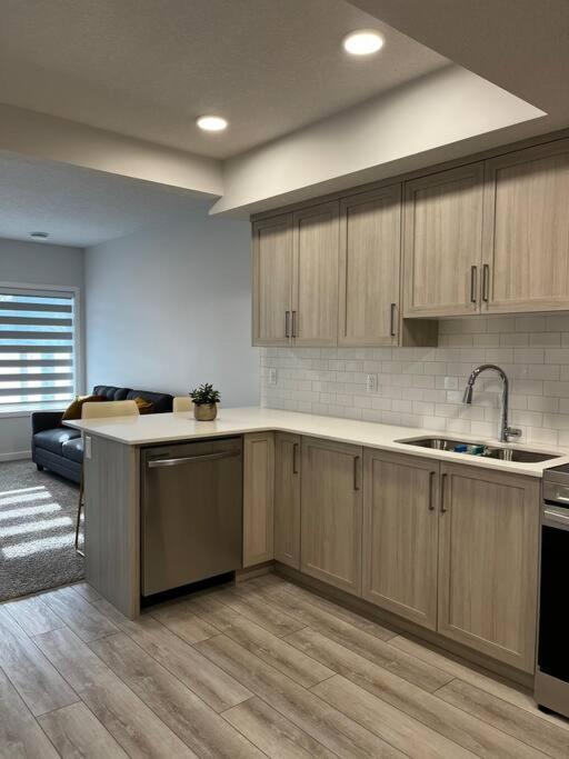 Brand New - Home Away From Home In Nw YYC Exterior foto